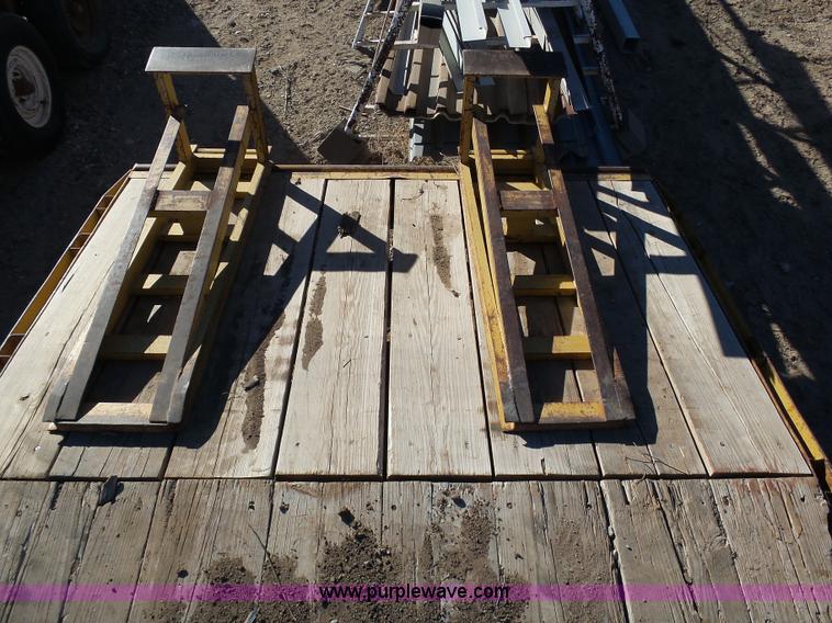 image for item J8292 1997 Superior 2DR6M-PH equipment trailer