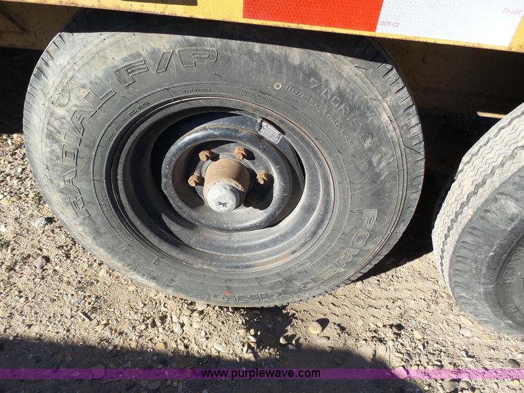 image for item J8292 1997 Superior 2DR6M-PH equipment trailer