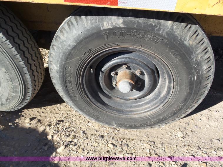 image for item J8292 1997 Superior 2DR6M-PH equipment trailer