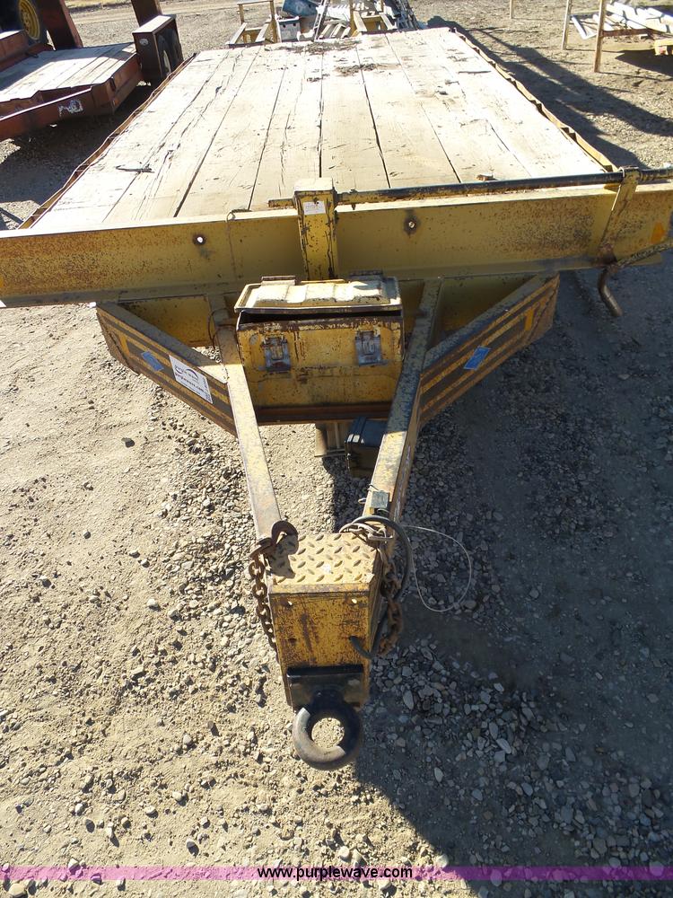 image for item J8292 1997 Superior 2DR6M-PH equipment trailer