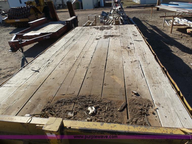 image for item J8292 1997 Superior 2DR6M-PH equipment trailer