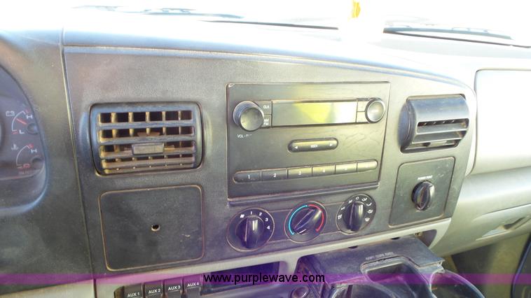 image for item J8294 2006 Ford F450 Super Duty SuperCrew flatbed truck