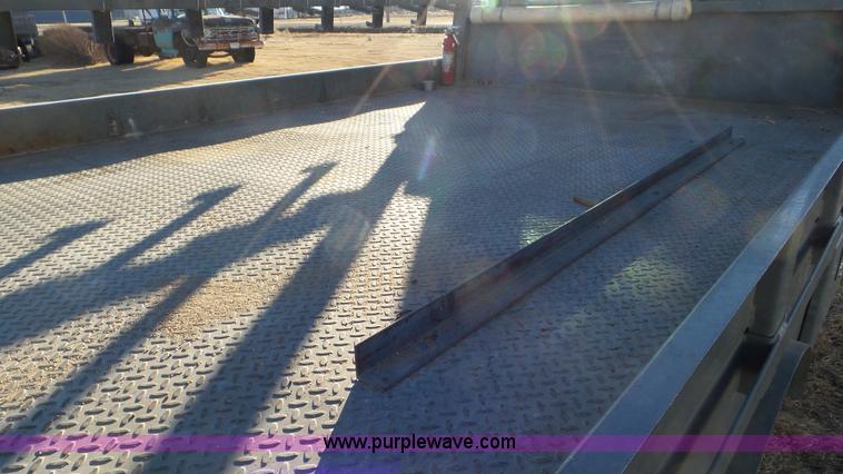 image for item J8294 2006 Ford F450 Super Duty SuperCrew flatbed truck