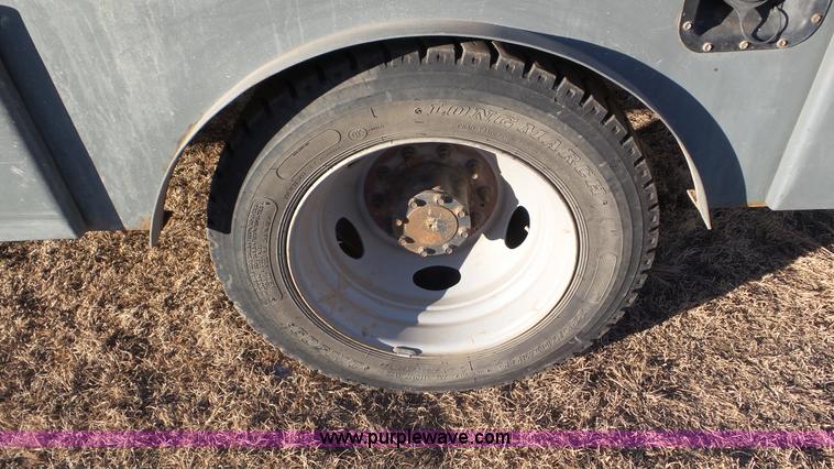 image for item J8294 2006 Ford F450 Super Duty SuperCrew flatbed truck