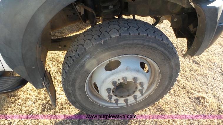 image for item J8294 2006 Ford F450 Super Duty SuperCrew flatbed truck