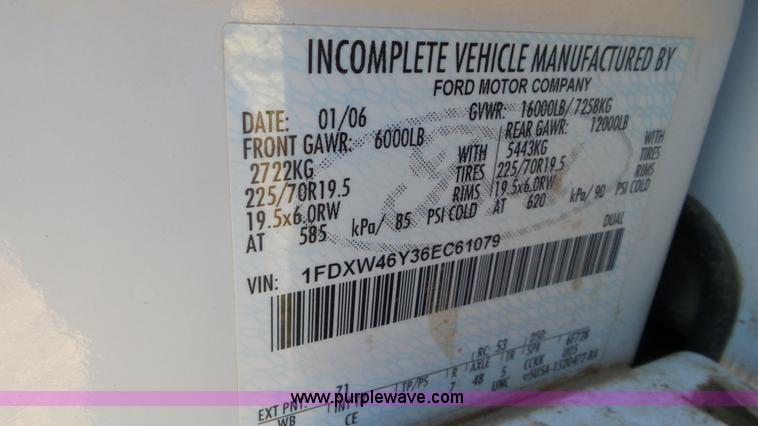 image for item J8294 2006 Ford F450 Super Duty SuperCrew flatbed truck