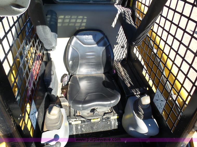 image for item J8299 2007 Caterpillar 252B skid steer
