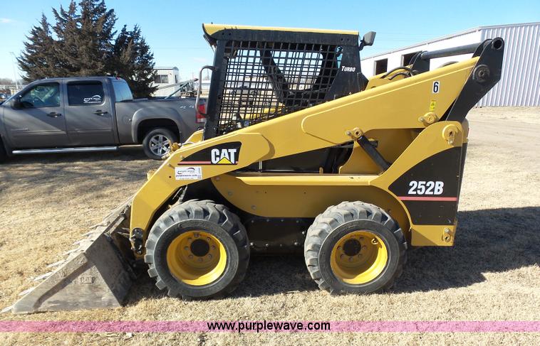 image for item J8300 2007 Caterpillar 252B skid steer