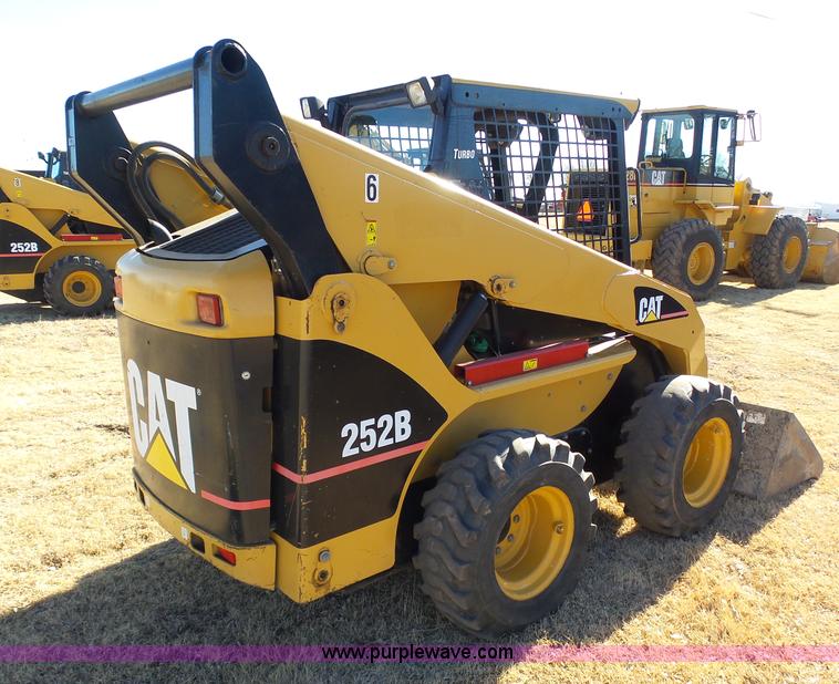 image for item J8300 2007 Caterpillar 252B skid steer