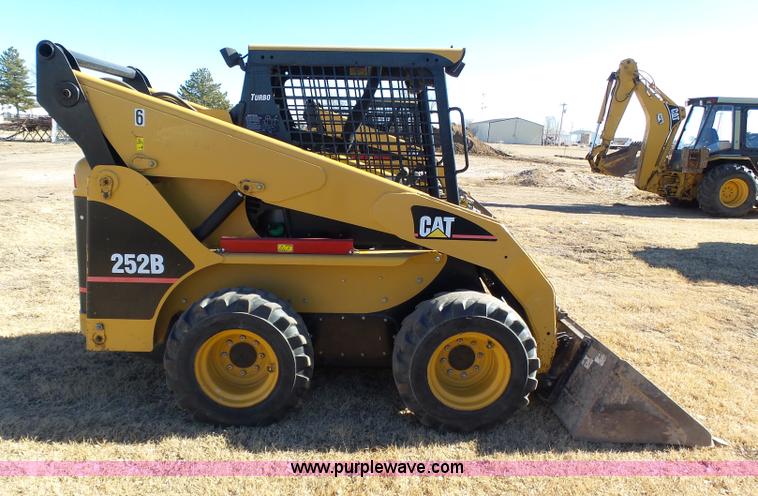 image for item J8300 2007 Caterpillar 252B skid steer
