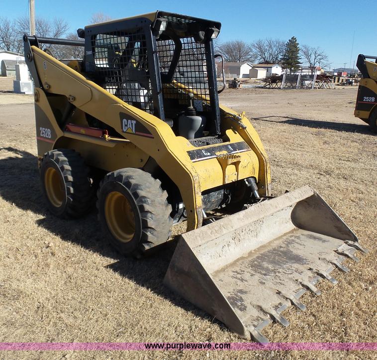 image for item J8300 2007 Caterpillar 252B skid steer
