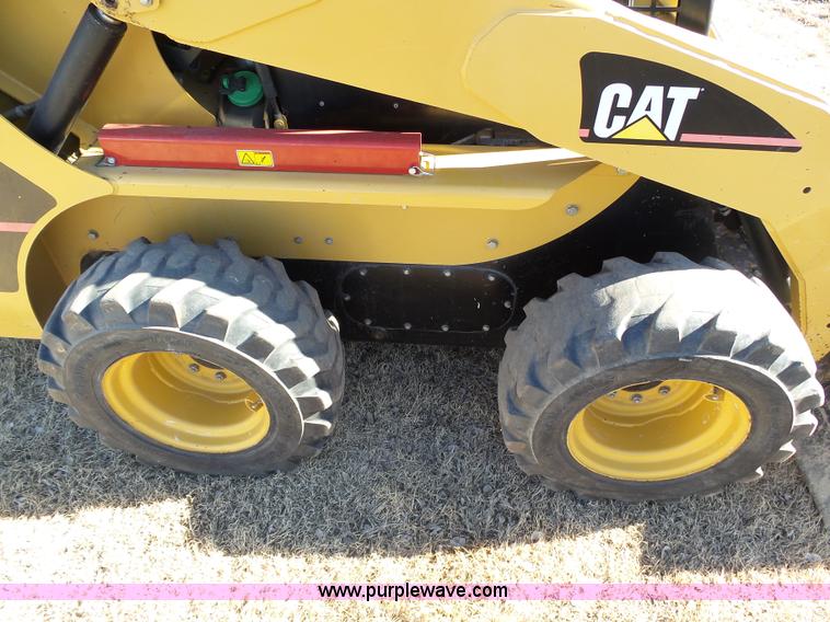 image for item J8300 2007 Caterpillar 252B skid steer
