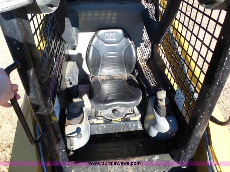image for item J8300 2007 Caterpillar 252B skid steer