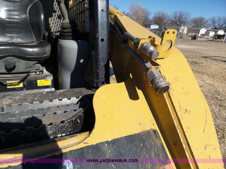 image for item J8300 2007 Caterpillar 252B skid steer