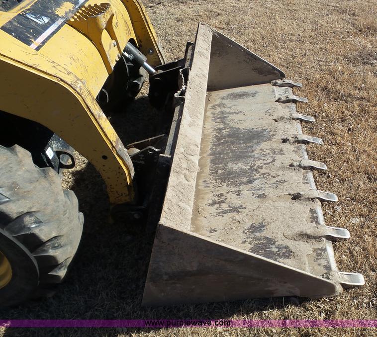 image for item J8300 2007 Caterpillar 252B skid steer