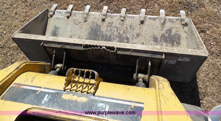 image for item J8300 2007 Caterpillar 252B skid steer