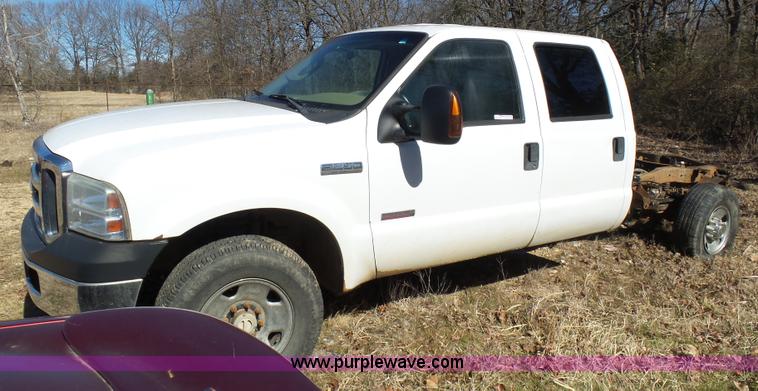 image for item AQ9722 2006 Ford F250 Super Duty Crew Cab pickup truck cab and chassis