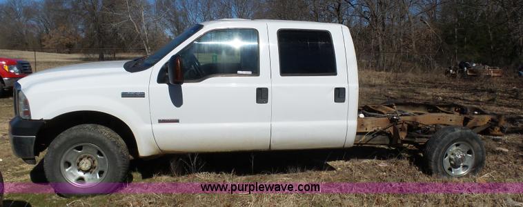 image for item AQ9722 2006 Ford F250 Super Duty Crew Cab pickup truck cab and chassis