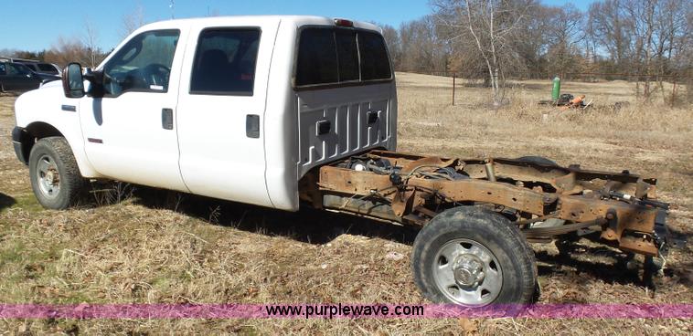 image for item AQ9722 2006 Ford F250 Super Duty Crew Cab pickup truck cab and chassis
