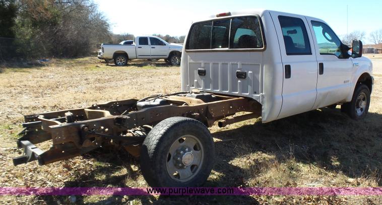 image for item AQ9722 2006 Ford F250 Super Duty Crew Cab pickup truck cab and chassis