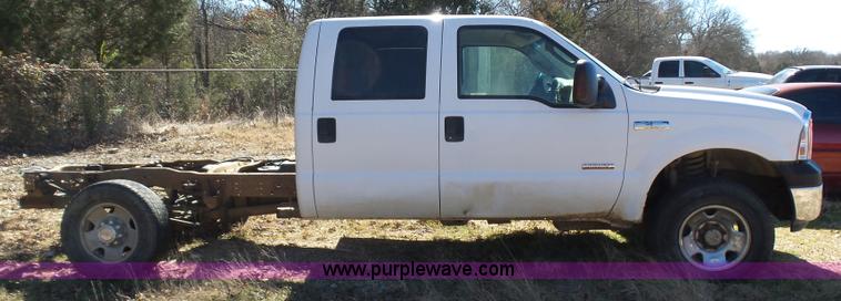 image for item AQ9722 2006 Ford F250 Super Duty Crew Cab pickup truck cab and chassis