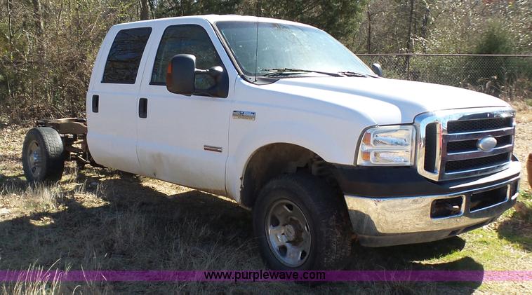 image for item AQ9722 2006 Ford F250 Super Duty Crew Cab pickup truck cab and chassis