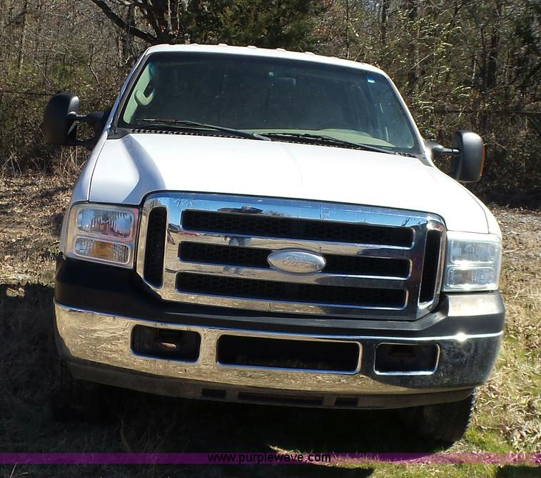 image for item AQ9722 2006 Ford F250 Super Duty Crew Cab pickup truck cab and chassis