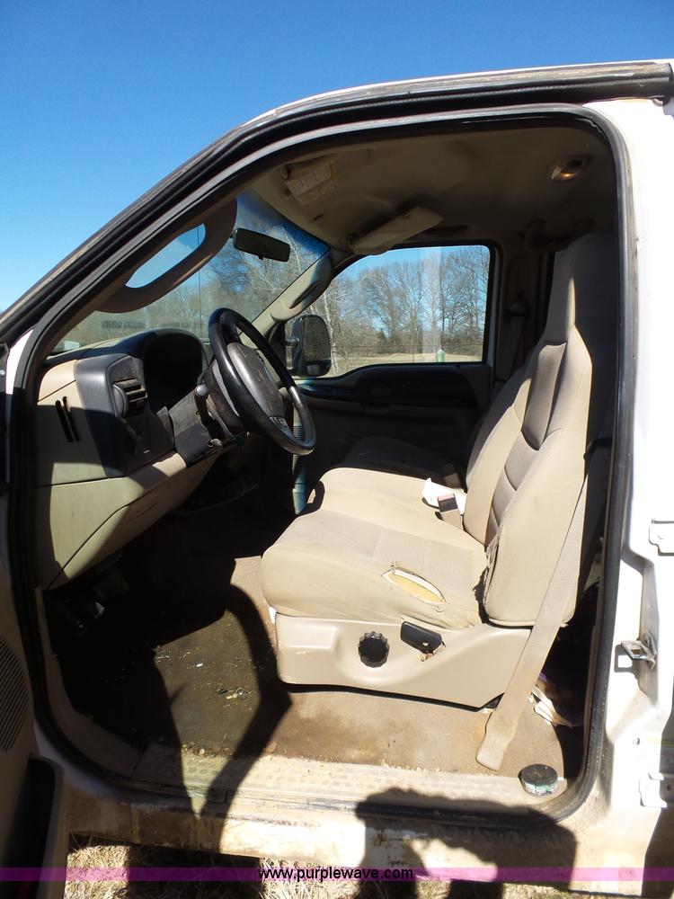 image for item AQ9722 2006 Ford F250 Super Duty Crew Cab pickup truck cab and chassis