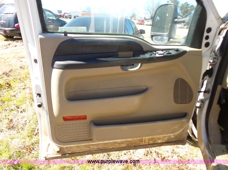 image for item AQ9722 2006 Ford F250 Super Duty Crew Cab pickup truck cab and chassis