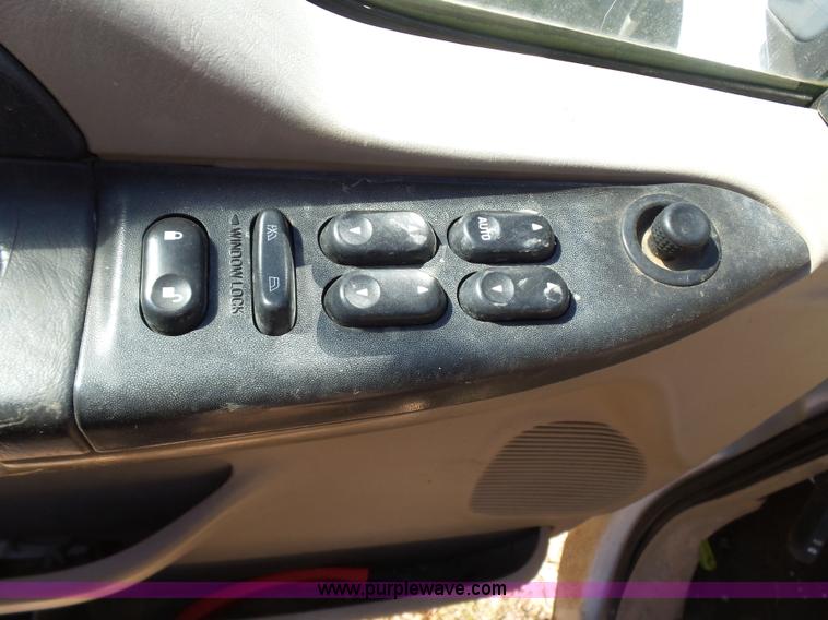 image for item AQ9722 2006 Ford F250 Super Duty Crew Cab pickup truck cab and chassis