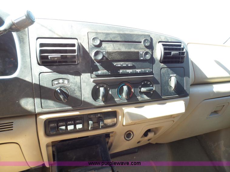 image for item AQ9722 2006 Ford F250 Super Duty Crew Cab pickup truck cab and chassis