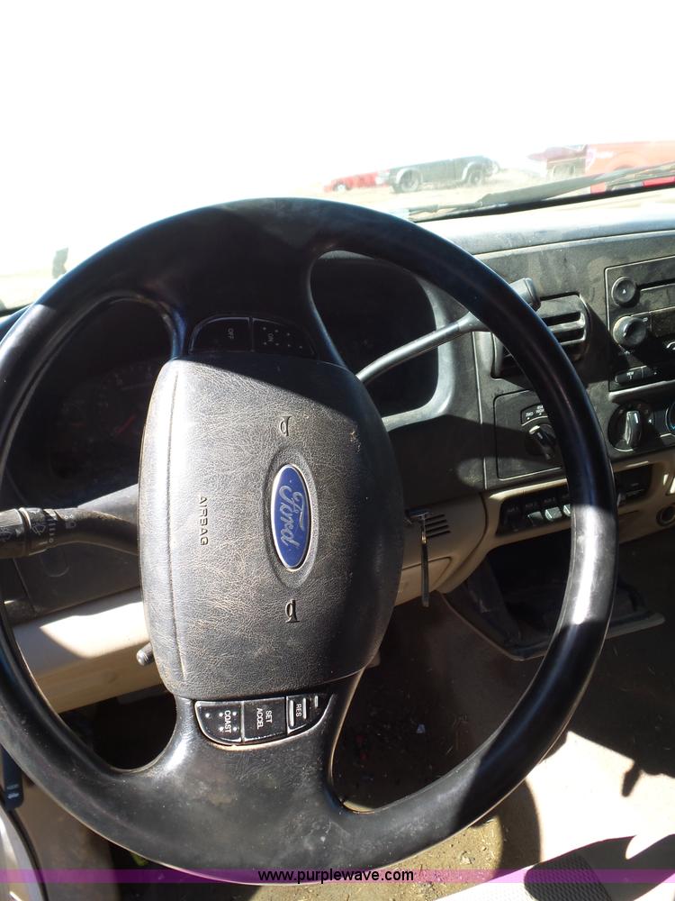 image for item AQ9722 2006 Ford F250 Super Duty Crew Cab pickup truck cab and chassis