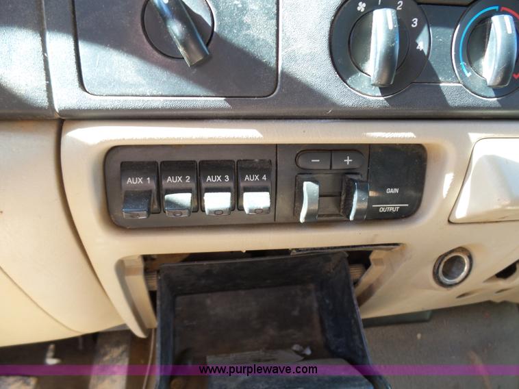 image for item AQ9722 2006 Ford F250 Super Duty Crew Cab pickup truck cab and chassis