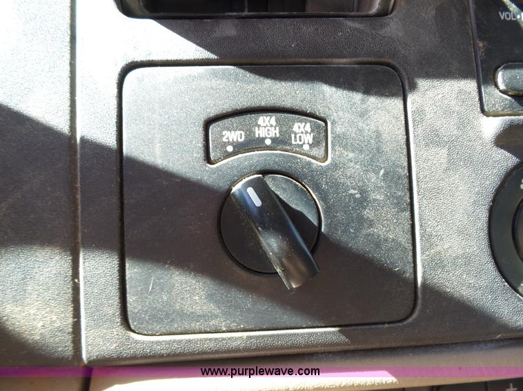 image for item AQ9722 2006 Ford F250 Super Duty Crew Cab pickup truck cab and chassis