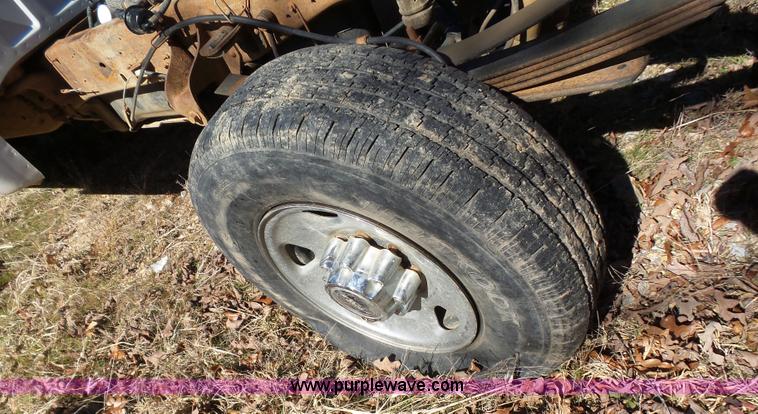 image for item AQ9722 2006 Ford F250 Super Duty Crew Cab pickup truck cab and chassis