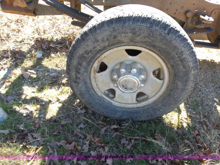 image for item AQ9722 2006 Ford F250 Super Duty Crew Cab pickup truck cab and chassis