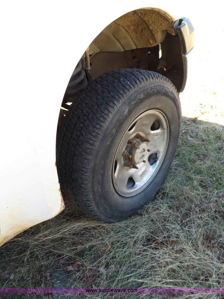 image for item AQ9722 2006 Ford F250 Super Duty Crew Cab pickup truck cab and chassis