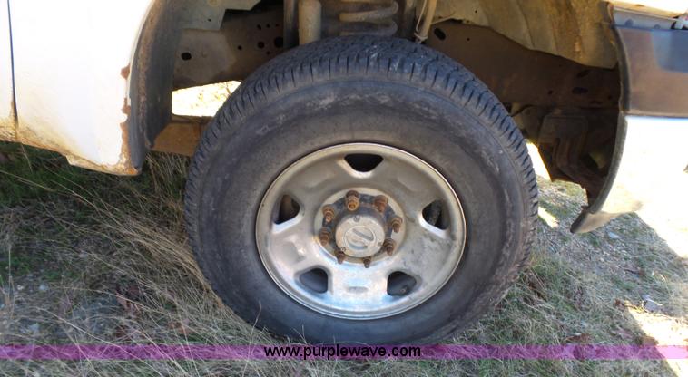 image for item AQ9722 2006 Ford F250 Super Duty Crew Cab pickup truck cab and chassis