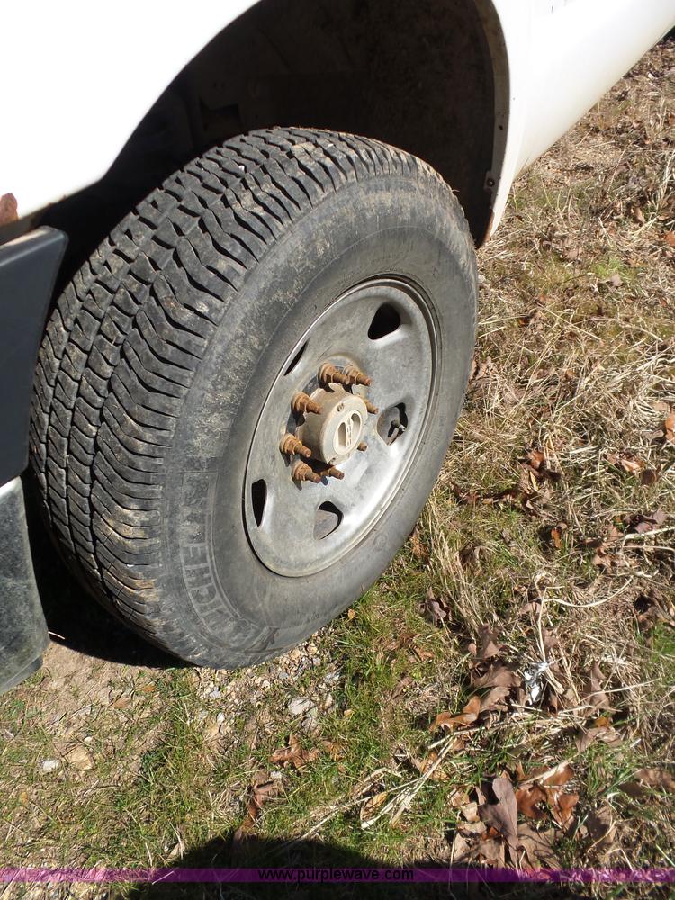 image for item AQ9722 2006 Ford F250 Super Duty Crew Cab pickup truck cab and chassis