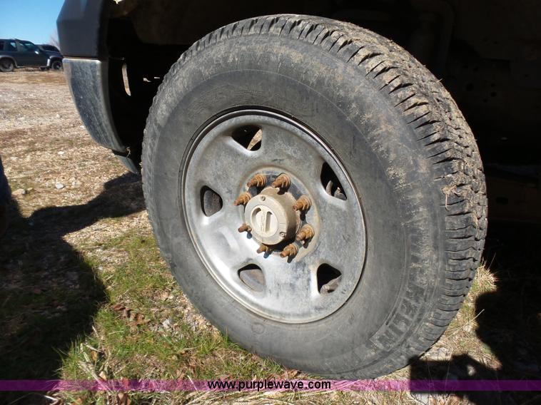 image for item AQ9722 2006 Ford F250 Super Duty Crew Cab pickup truck cab and chassis