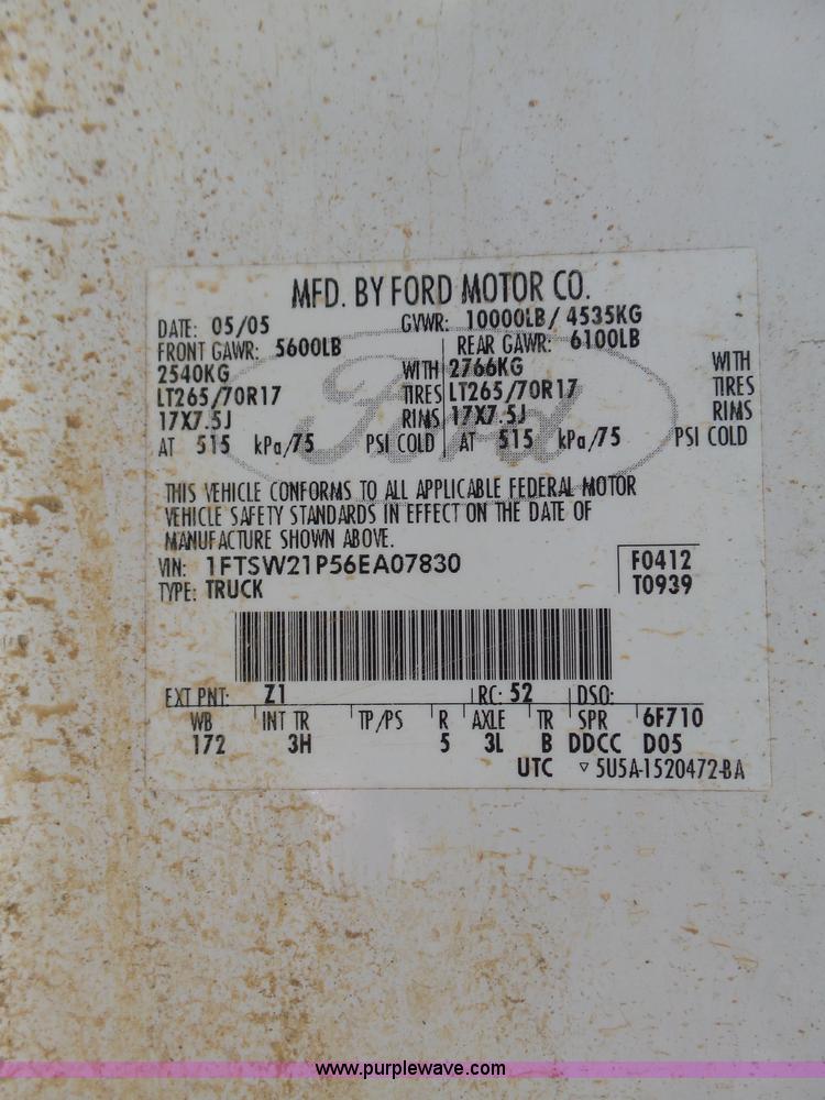 image for item AQ9722 2006 Ford F250 Super Duty Crew Cab pickup truck cab and chassis