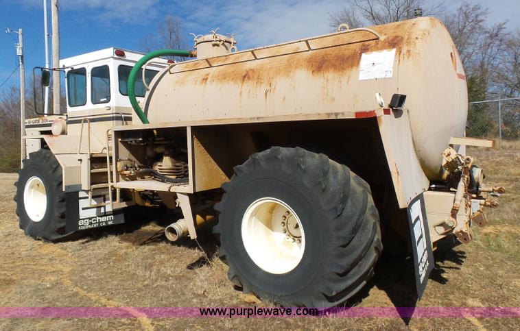 image for item AQ9723 Ag Gator Injactor 2004 self-propelled applicator