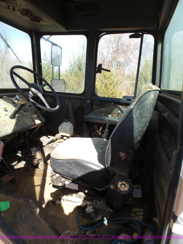 image for item AQ9723 Ag Gator Injactor 2004 self-propelled applicator