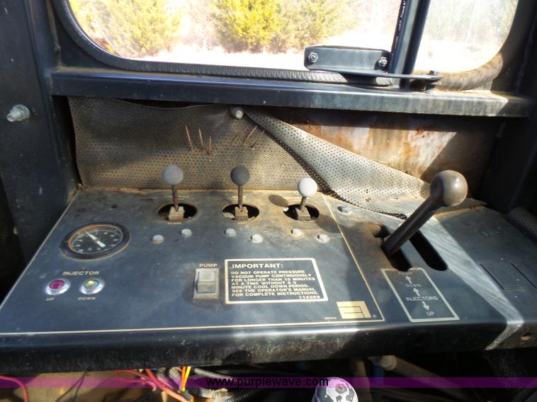 image for item AQ9723 Ag Gator Injactor 2004 self-propelled applicator