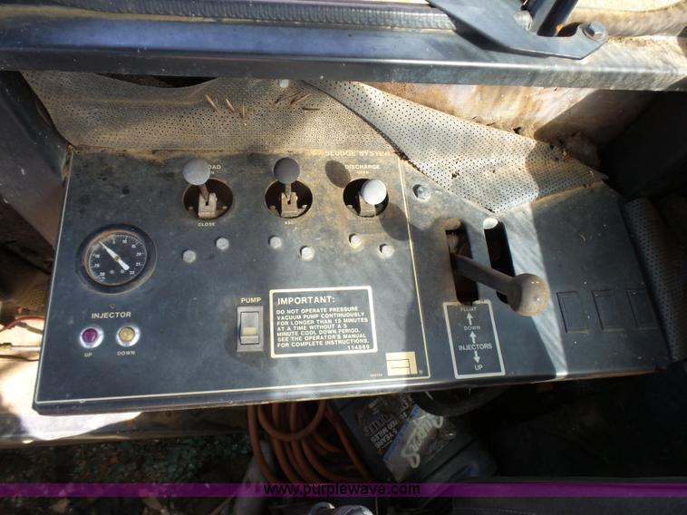 image for item AQ9723 Ag Gator Injactor 2004 self-propelled applicator