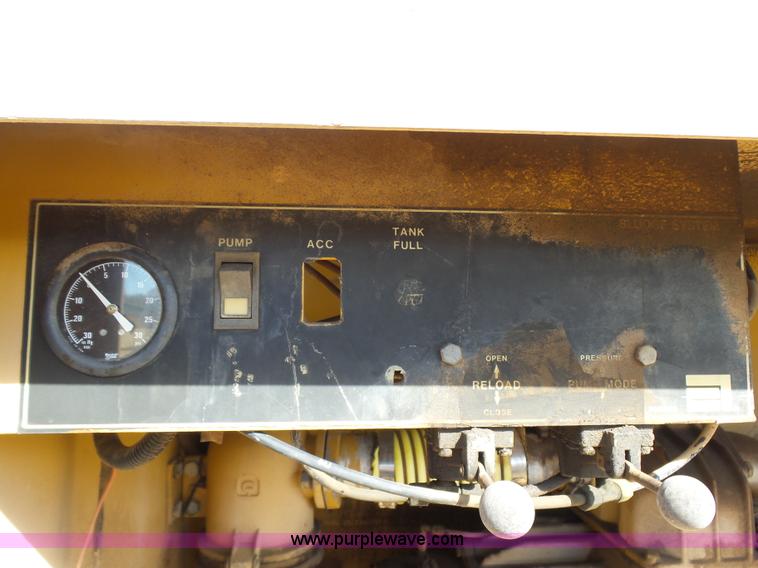 image for item AQ9723 Ag Gator Injactor 2004 self-propelled applicator