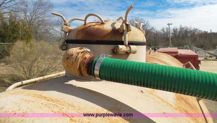 image for item AQ9723 Ag Gator Injactor 2004 self-propelled applicator