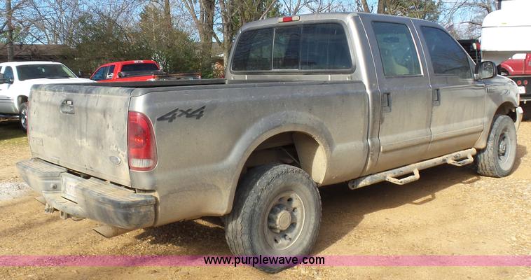image for item AQ9724 2002 Ford F250 Super Duty Crew Cab pickup truck