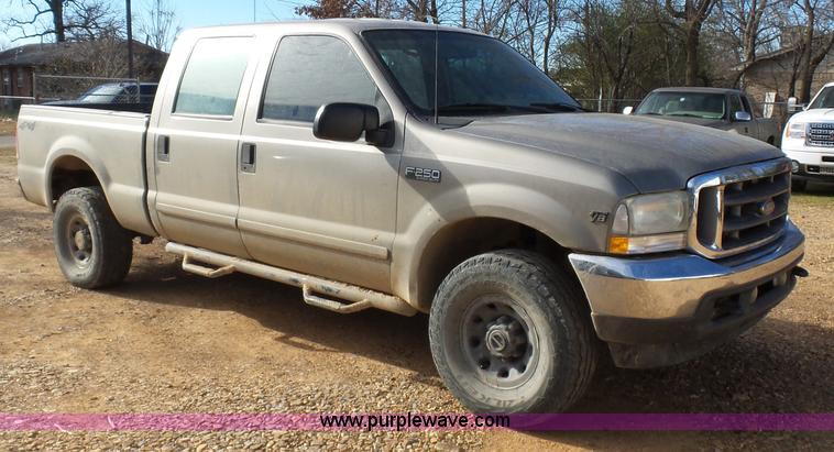 image for item AQ9724 2002 Ford F250 Super Duty Crew Cab pickup truck