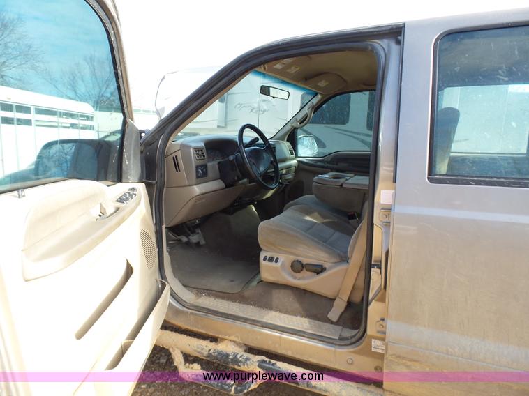 image for item AQ9724 2002 Ford F250 Super Duty Crew Cab pickup truck